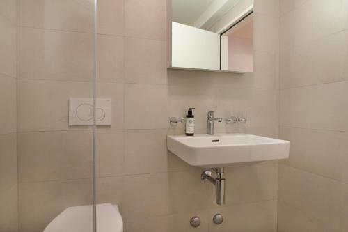 Modern City Centre Flat with Balcony - image 4
