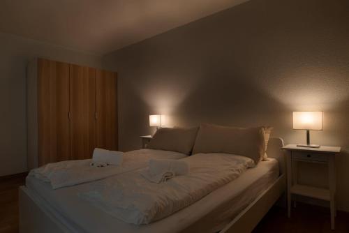 Modern City Centre Flat with Balcony - image 2
