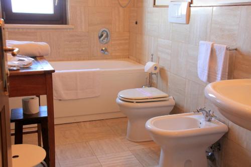 Bathroom, Hotel & Ristorante degli Angeli in Magliano Sabina