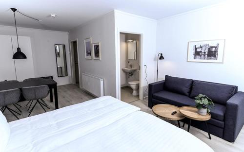 2 twin beds, 1 sofa bed