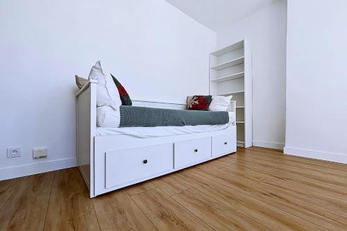Cosy studio near Montmartre - image 2