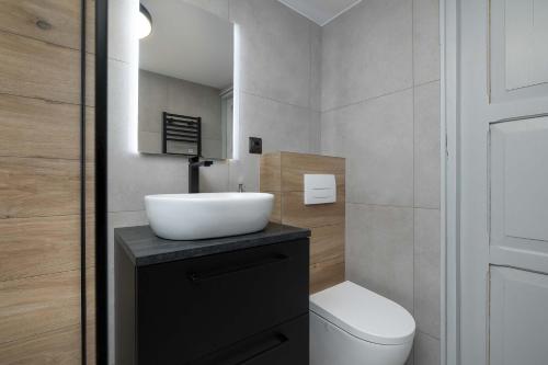 Spacious Family House with Parking and 5 Bedrooms by Noclegi Renters - image 5