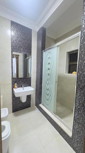 Luxury 2-Bedroom Stay in a Prime Location - image 3