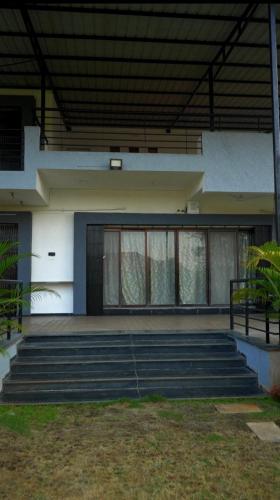 RiverDale Royale Villa-Perfect Riverfront Escape in Vikramgad