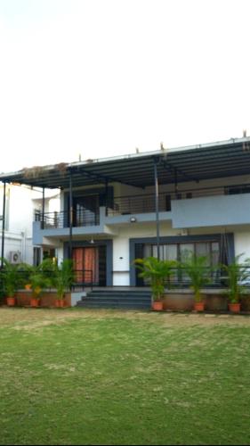 RiverDale Royale Villa-Perfect Riverfront Escape in Vikramgad