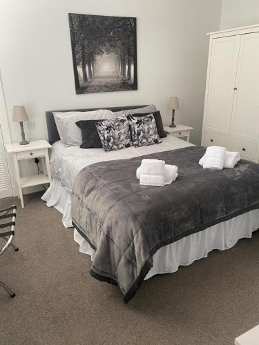 High Street House Sleeps 4 with Parking in Біггар
