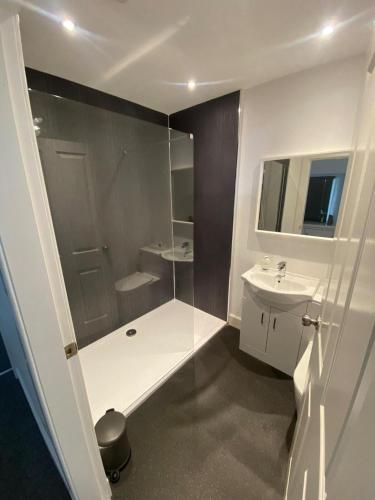 High Street House Sleeps 4 with Parking in Біггар