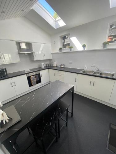 High Street House Sleeps 4 with Parking in Біггар
