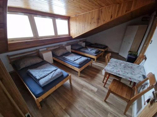 5 twin beds