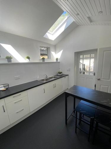 High Street House Sleeps 4 with Parking in Біггар