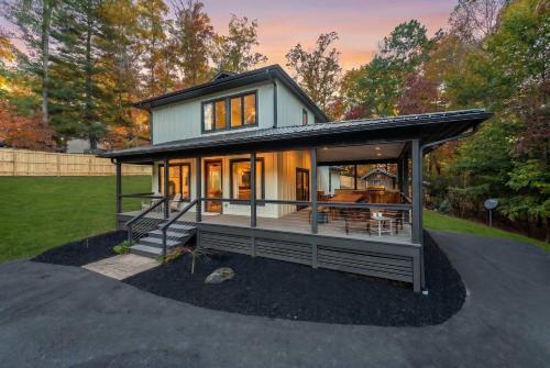 Near Asheville Hot Tub Fire Pit BBQ Sleeps 10 in Mills River (NC)