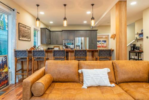 Near Asheville Hot Tub Fire Pit BBQ Sleeps 10 in Mills River (NC)