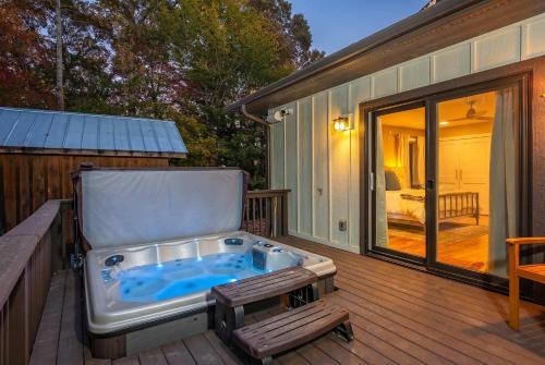 Near Asheville Hot Tub Fire Pit BBQ Sleeps 10 in Mills River (NC)
