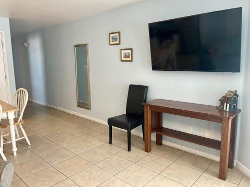Beachgate Condo Suites and Hotel 526 condo - image 4