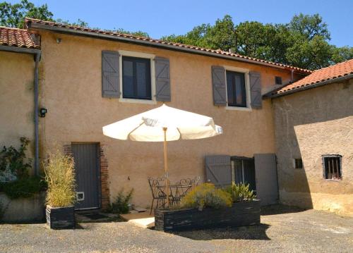 Vista exterior, Au Marron in Seissan