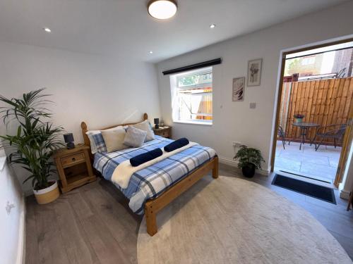 Entire Apartment Bright & Spacious with Private Garden Near Victoria Park, Londyn