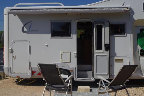 CHEZ MITCH EN CAMPING CAR et grand espace extérieur (CHEZ MITCH EN CAMPING CAR et grand espace exterieur) in Bazian