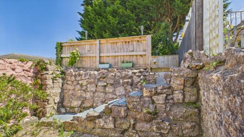Shell Cottage - 2 Bedroom Holiday Home - Tenby - Tap to explore photos