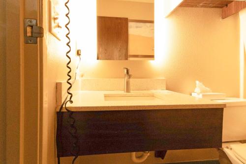 Super 8 by Wyndham Lexington - image 25