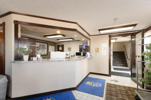 Super 8 by Wyndham Lexington - image 16