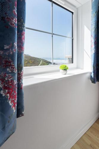 Amazing Beach View flat in Watergate Bay Newquay – khách sạn tại Tregurrian