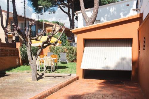 Apto agradable con jardín y garaje a 550 m playa