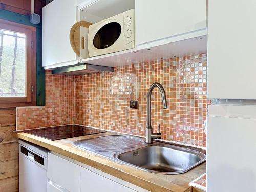 Konyha, Holiday Home L'Escouarte by Interhome in Carcans