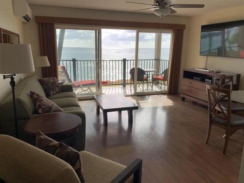 Unbeatable Ocean Front Condo Pono Kai Resort C302 in Kapaa