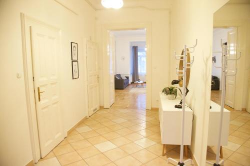 Five Season's Apartment - image 6