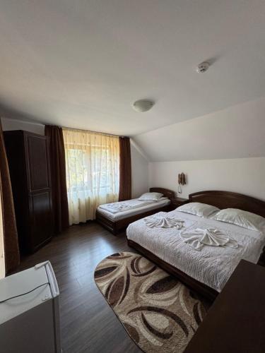 1 double bed, 1 twin bed