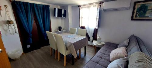 Low Cost Apartments Plaza 11 Gor in Gor