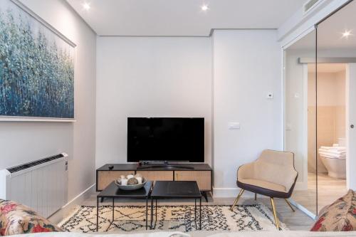 Chic Central Madrid Apartment with Light - image 6