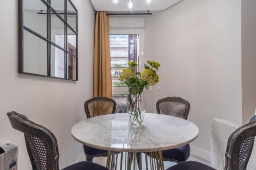 Chic Central Madrid Apartment with Light - image 3