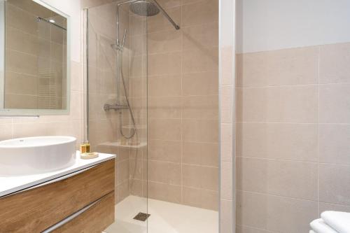 Chic Central Madrid Apartment with Light - image 3