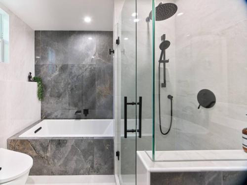 3B Designer Home and Modern Luxury - image 4