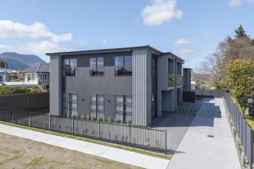 Lake Haven Apartment 3 - modern and popular near lake and town - image 5