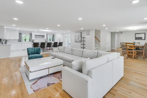 2 Mi to Nantasket Beach! Group Retreat w/ Patio in ฮอล (MA)