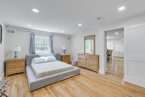2 Mi to Nantasket Beach! Group Retreat w/ Patio in ฮอล (MA)