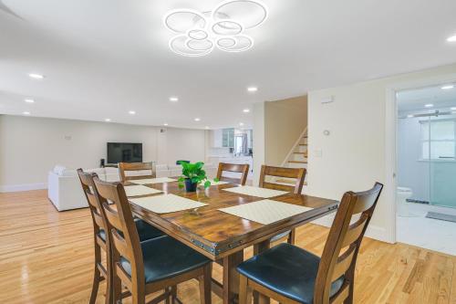 2 Mi to Nantasket Beach! Group Retreat w/ Patio in ฮอล (MA)