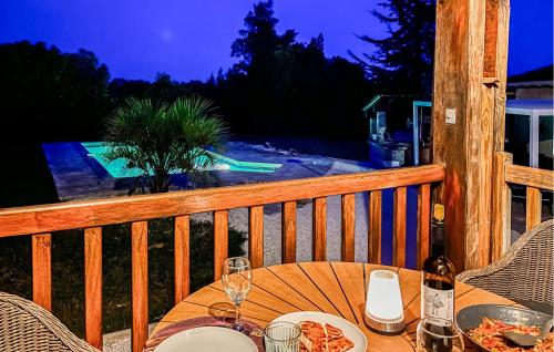 Bassein, Charmante Maison Avec Piscine in Mejannes-les-Ales