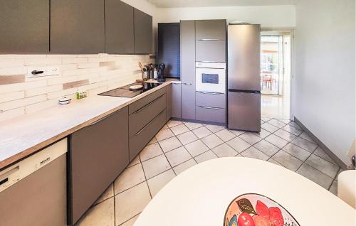 virtuve, Maison Avec Piscine in Montady