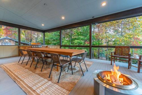 Near Asheville Hot Tub Fire Pit BBQ Sleeps 10 in Mills River (NC)