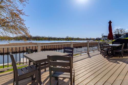 Private Dock & Large Deck! Jimmerson Lake Escape – khách sạn tại Angola (IN)