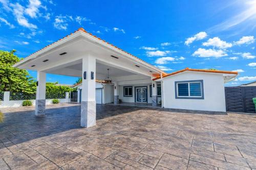 Lake House Oasis heated pool and amazing views! in هياليه