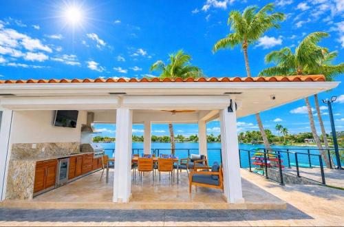 Lake House Oasis heated pool and amazing views! in هياليه