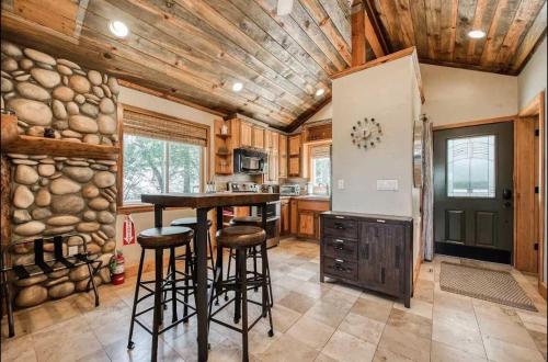 Casita Getaway Family 1BR 1BA AC Stunning Views in Shaver Lake (CA)