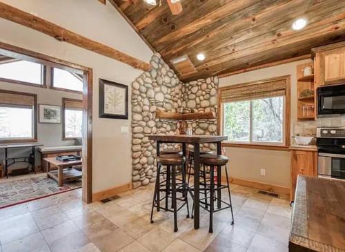 Casita Getaway Family 1BR 1BA AC Stunning Views in Shaver Lake (CA)