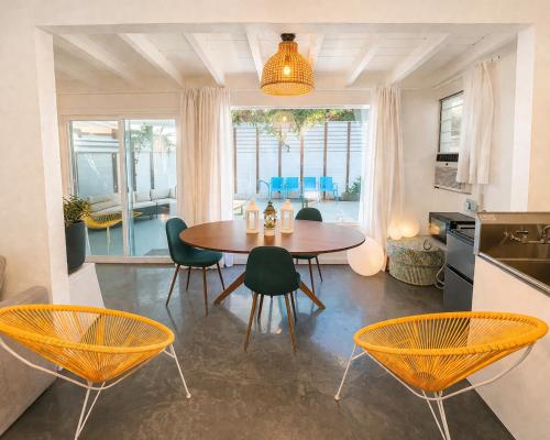 A PLACE IN THE SUN Hotel - ADULTS ONLY Big Units, Privacy Gardens & Heated Pool & Spa in 1 Acre Park Prime Location, PET Friendly, TOP Midcentury Modern Boutique Hotel in Palm Springs, USA