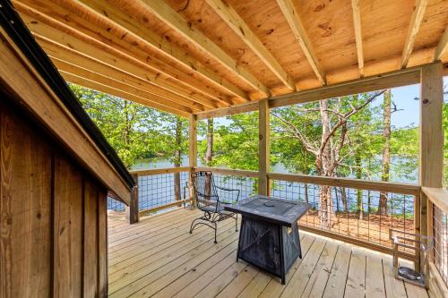 設施, Riverfront Retreat with Dock, Kayaks and Views in 謝爾比