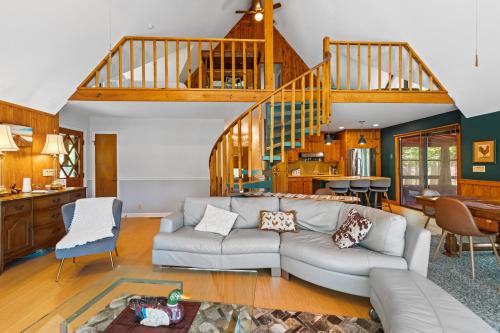 Riverfront Retreat with Dock, Kayaks and Views in 謝爾比